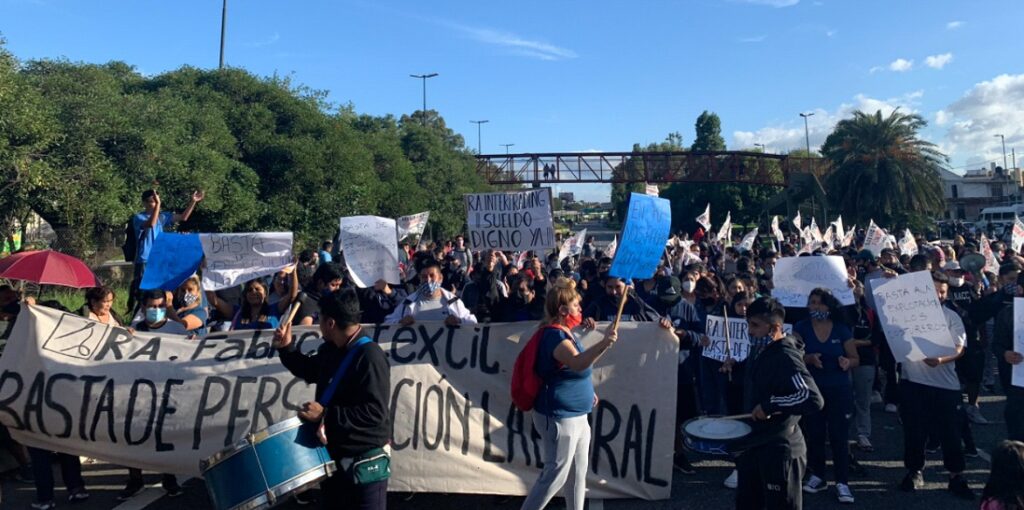 La Justicia ordeno que la textil que confecciona la ropa de la Seleccion Nacional reincorpore a 3 trabajadores despedidos por reclamar
