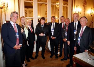 Los empresarios del Grupo de los 6 viajan a Chile 1 El presidente Javier Milei con los presidente del Grupo de los 6 (G6) en una de las charlas que dio en el Cicyp