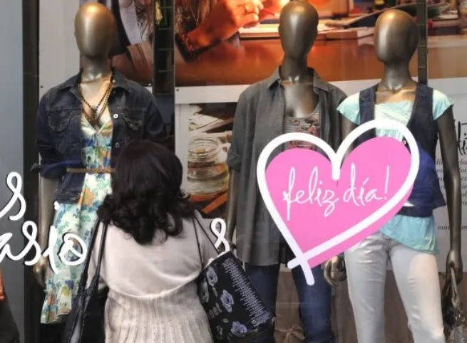 Comercios apuestan a los descuentos y el ticket promedio ronda los $60.000 1 REGALNO