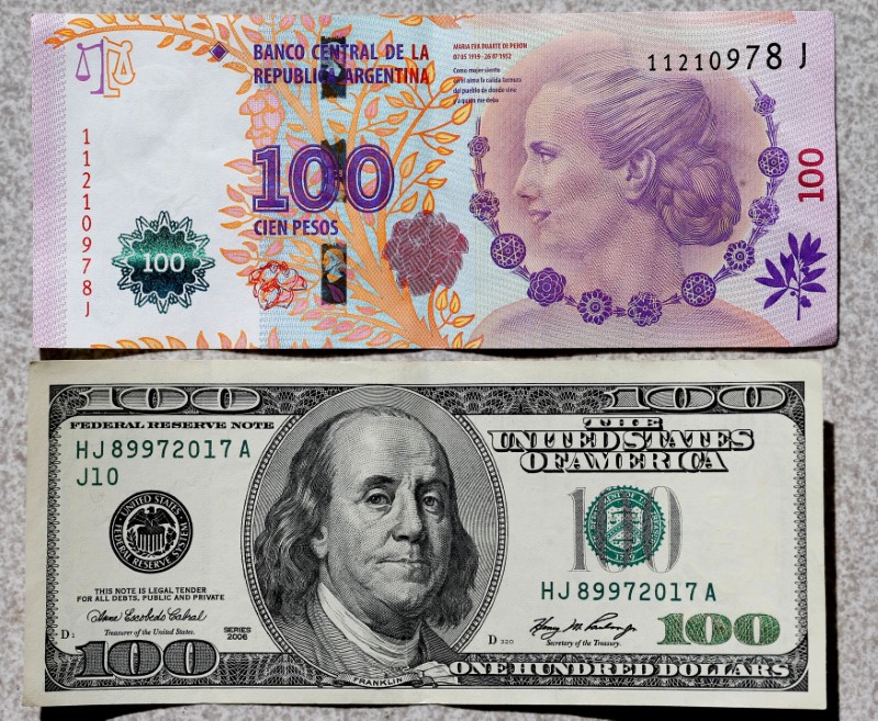¿Conviene invertir en pesos o en dólares? 1 dolar peso